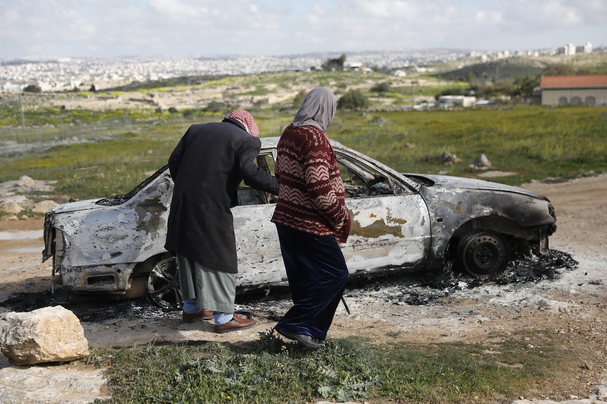 يتفقد فلسطينيون الأضرار التي لحقت بمنازلهم وممتلكاتهم في مستوطنة سوسيا، جنوب الخليل، عقب هجمات شنها مستوطنون يهود الليلة الماضية. الخليل، الضفة الغربية، 25 فبراير/شباط 2026. تصوير: مأمون وزواز