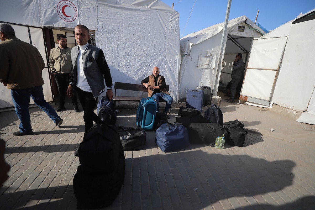 مركبات تابعة للأمم المتحدة تنقل عدداً من الجرحى ومرافقيهم من المقر الميداني لجمعية الهلال الأحمر الفلسطيني في خان يونس إلى معبر كرم أبو سالم لتلقي العلاج الطبي في الخارج،2 فبراير/شباط 2026