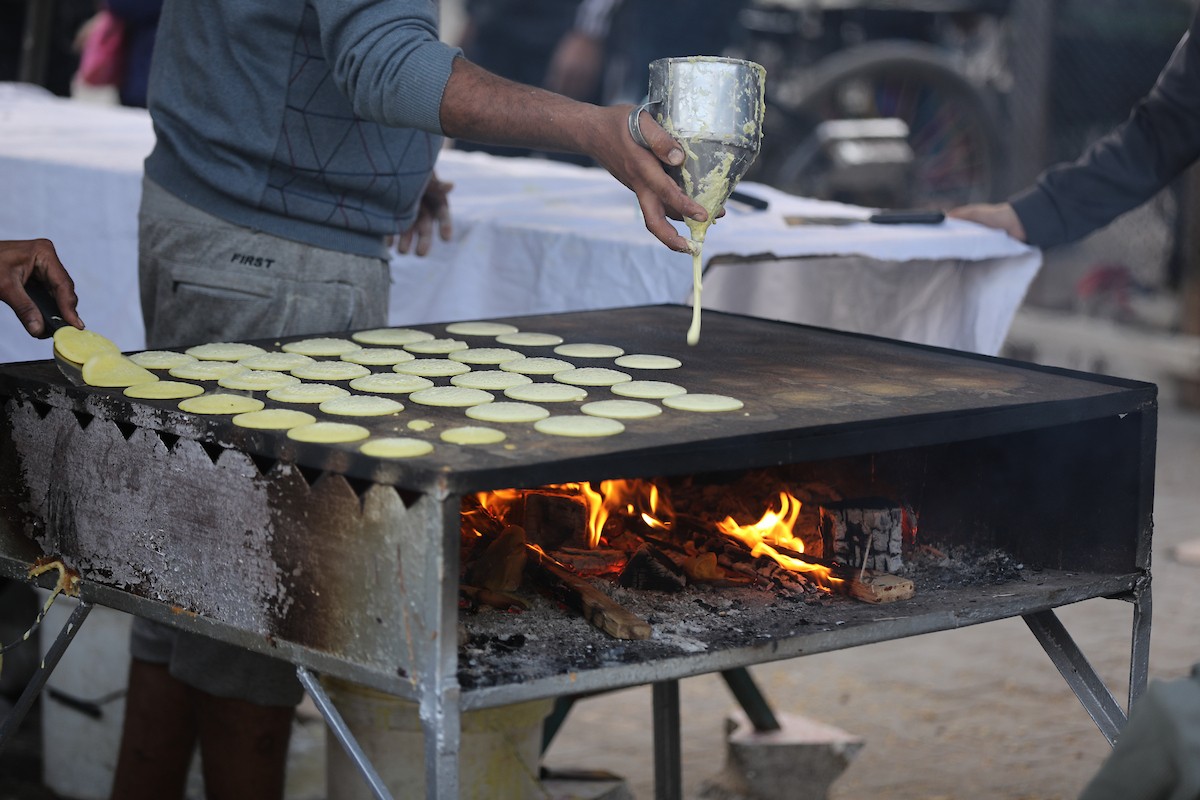 آلاء كريم نازحة في مخيم النصيرات وسط قطاع غزة، تفتح كشكًا لتحضير وبيع القطايف خلال أيام رمضان، في محاولة منها للتغلب على ظروف المعيشة القاسية وإعالة أسرتها بعد أن فقدت منزلها، 19 فبرايرشباط 2026. تصوير رمزي أبو عامر