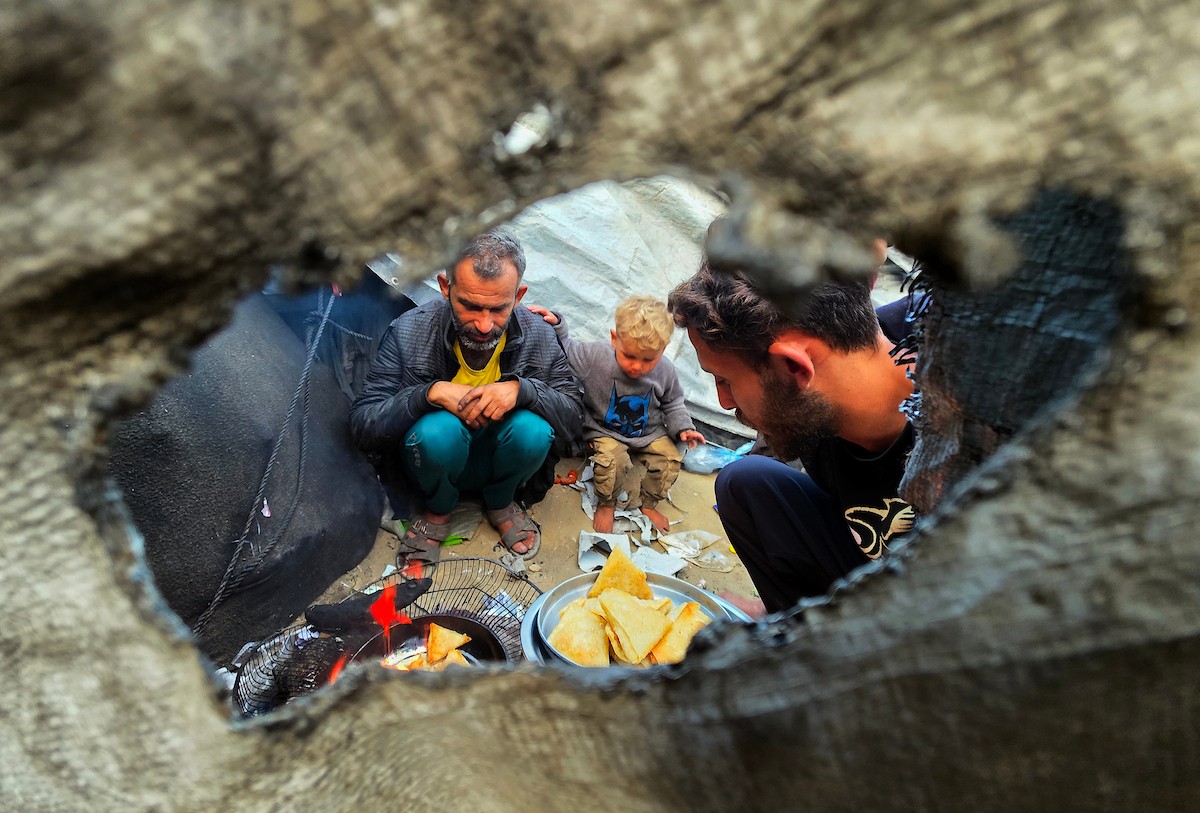 تلجأ العائلات الفلسطينية والباعة إلى استخدام الحطب والخشب لإعداد الطعام بسبب نقص غاز الطهي، خان يونس، جنوب قطاع غزة، 24 فبراير/شباط 2026.تصوير: طارق محمد/ (APA Images).