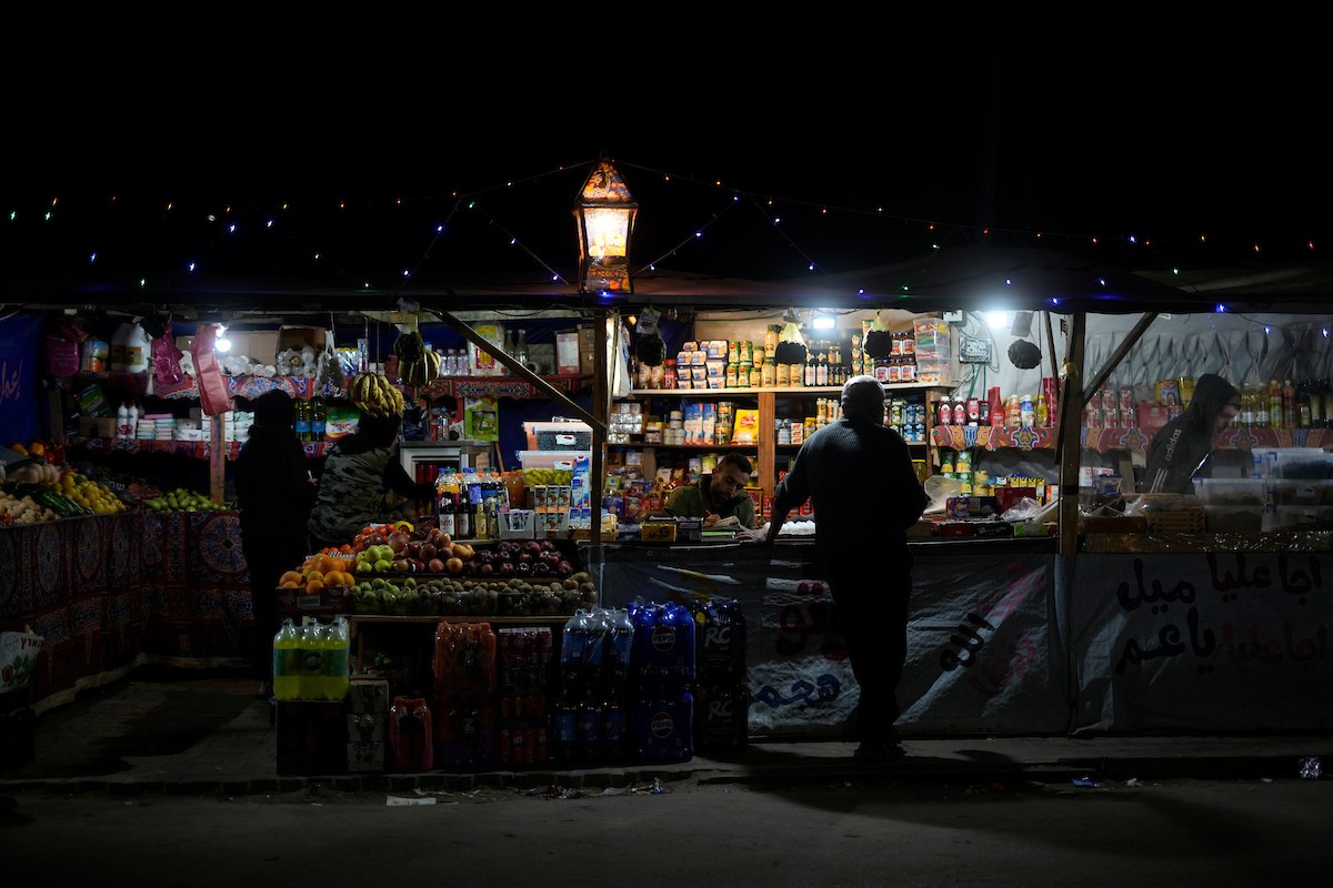 يبيع الباعة الفلسطينيون الطعام وغيره من السلع في سوق بمدينة غزة خلال اليوم الخامس من شهر رمضان المبارك، 22 فبراير/شباط 2026. تصوير: عمر أشتوي