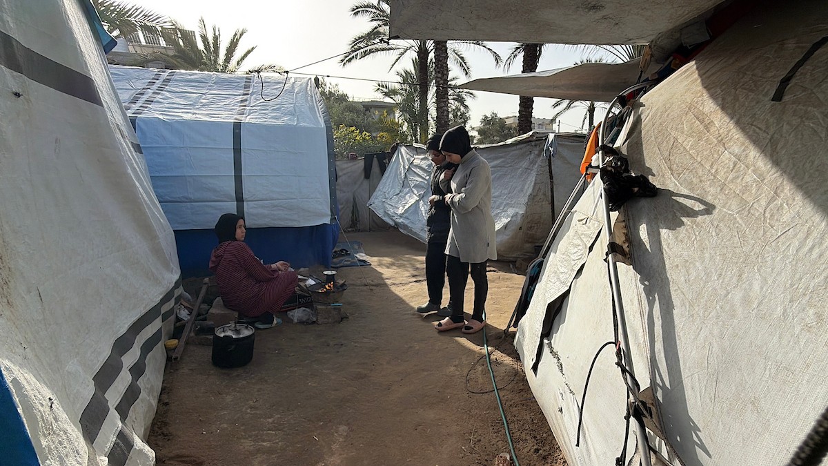 ندى رحومة، طفلة (16 عامًا) نازحة بمنطقة الزوايدة وسط القطاع، ُأصيبت في غارة إسرائيلية قرب خيمة عائلتها في مدينة غزة وفقدت إحدى عينيها، وهي مُعرّضة لخطر فقدان البصر في العين الأخرى إذا لم تتلقَّ علاجًا طبيًا عاجلًا، 10 فبراير/شباط 2026. تصوير: محمد الأسود