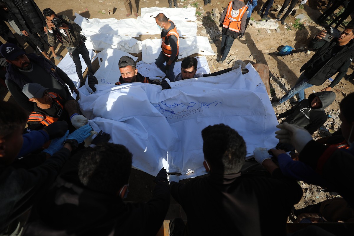 استخراج جثث عشرات الفلسطينيين الذين فقدوا أرواحهم خلال الهجمات الإسرائيلية ودُفنوا مؤقتًا في منطقة النفق بمدينة غزة، تمهيدًا لنقلها إلى المقابر الرسمية، 1 فبراير/شباط 2026. (صورة: عمر أشتوي)