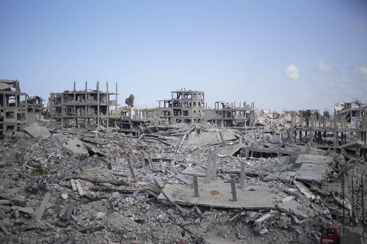 مشاهد تُظهر الدمار الواسع النطاق الذي لحق بالمباني والبنية التحتية جراء الهجمات الإسرائيلية خلال الحرب في منطقة بيت لاهيا، شمال قطاع غزة. ٢٢ فبراير ٢٠٢٦. تصوير: عمر أشتوي