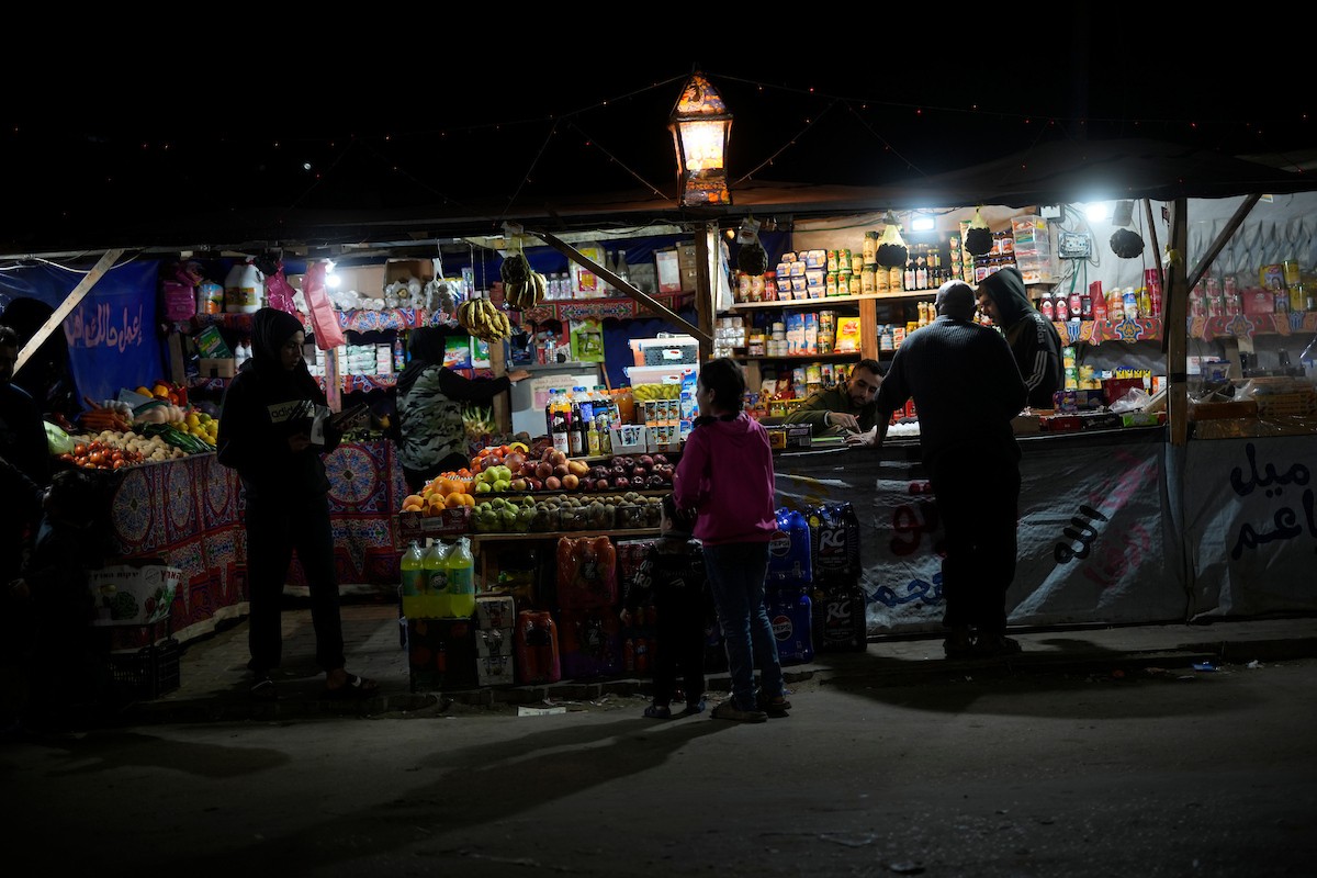 يبيع الباعة الفلسطينيون الطعام وغيره من السلع في سوق بمدينة غزة خلال اليوم الخامس من شهر رمضان المبارك، 22 فبراير/شباط 2026. تصوير: عمر أشتوي