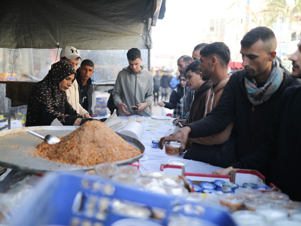 آلاء كريم نازحة في مخيم النصيرات وسط قطاع غزة، تفتح كشكًا لتحضير وبيع القطايف خلال أيام رمضان، في محاولة منها للتغلب على ظروف المعيشة القاسية وإعالة أسرتها بعد أن فقدت منزلها، 19 فبرايرشباط 2026. تصوير رمزي أبو عامر
