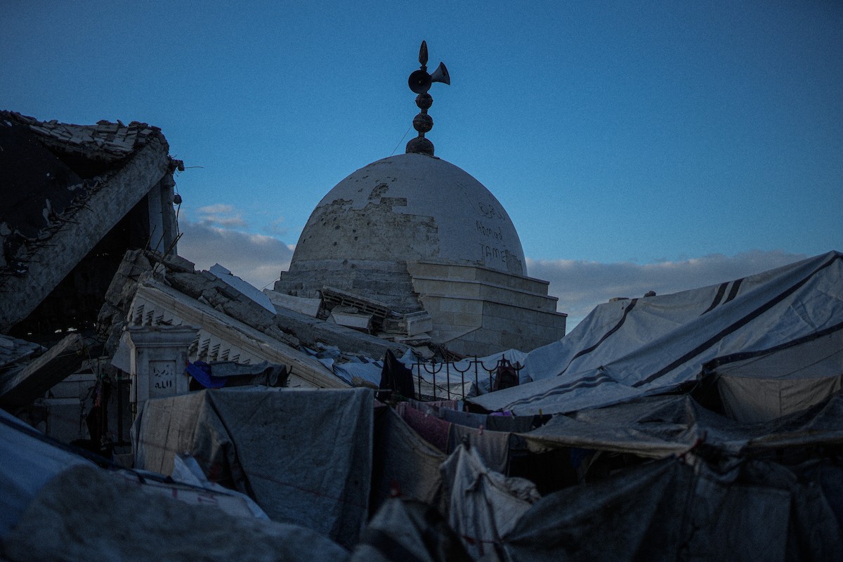 عائلة فلسطينية نازحة من بيت حانون تفطر في ثاني أيام رمضان في خيمة متداعية وسط أنقاض مسجد الحساينة على شاطئ مدينة غزة.19 فبراير/شباط 2026. تصوير: عمر أشتوي