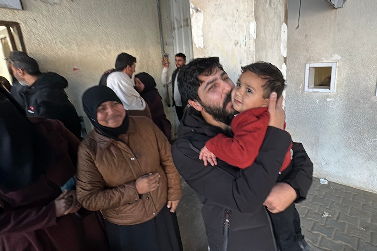 نقلت اللجنة الدولية للصليب الأحمر ثمانية أسرى فلسطينيين إلى مستشفى شهداء الأقصى في دير البلح، وسط قطاع غزة، بعد إطلاق سراحهم من قبل القوات الإسرائيلية. ٢٦ فبراير/شباط ٢٠٢٦. صورة: أحمد إبراهيم