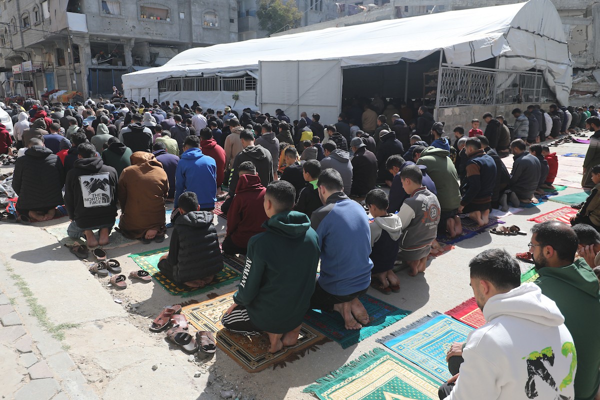 يؤدي النازحون أول صلاة جمعة في رمضان بجوار أنقاض مسجد الصفا المدمر بالكامل في مخيم البريج للاجئين وسط قطاع غزة. 20 فبراير/شباط 2026. تصوير: معز صالحي