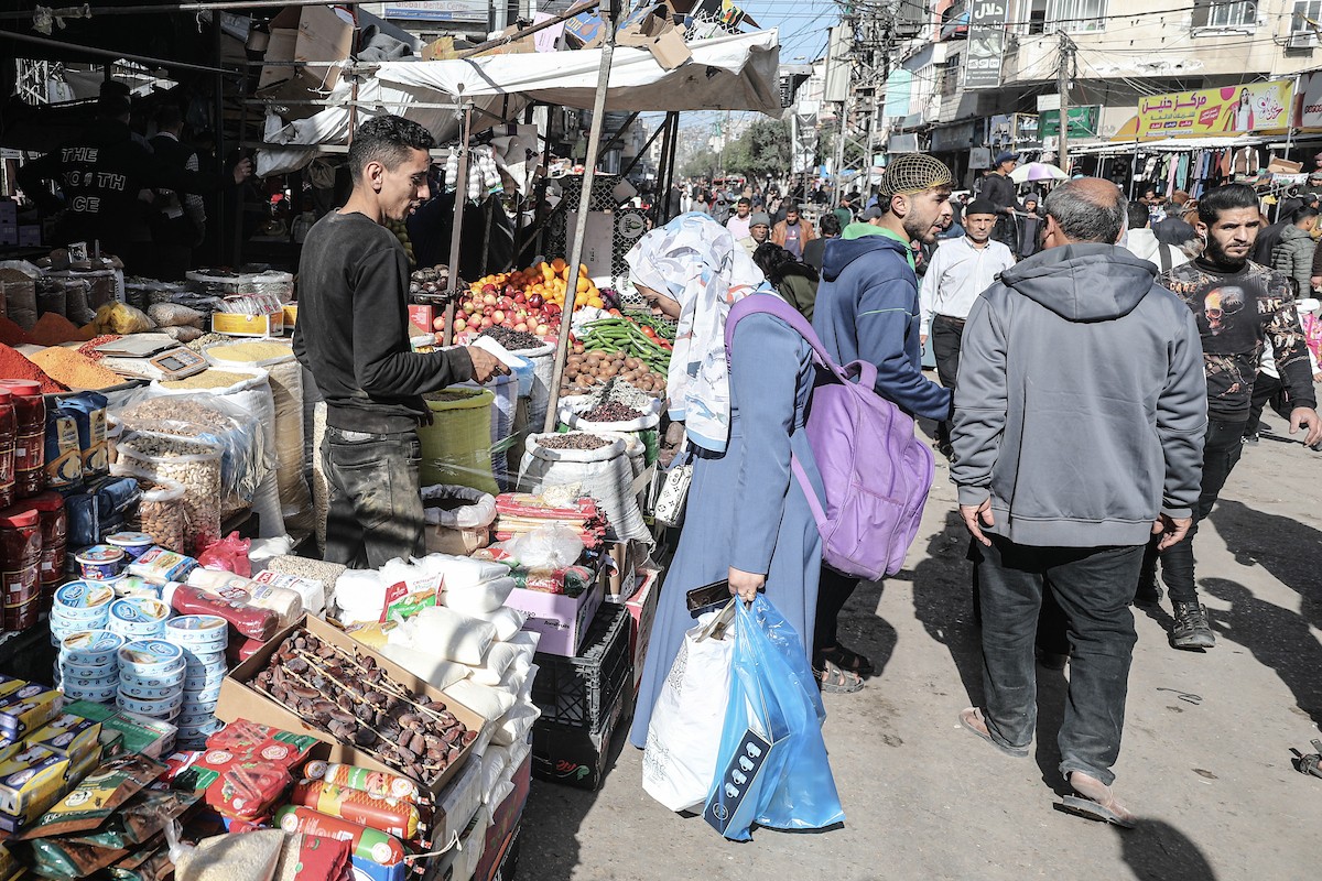 توافد الفلسطينيون بأعداد غفيرة  إلى السوق الشعبي في دير البلح، وسط قطاع غزة، في الأيام التي تسبق شهر رمضان، 12 فبراير/شباط 2026. تصوير: معز صالحي