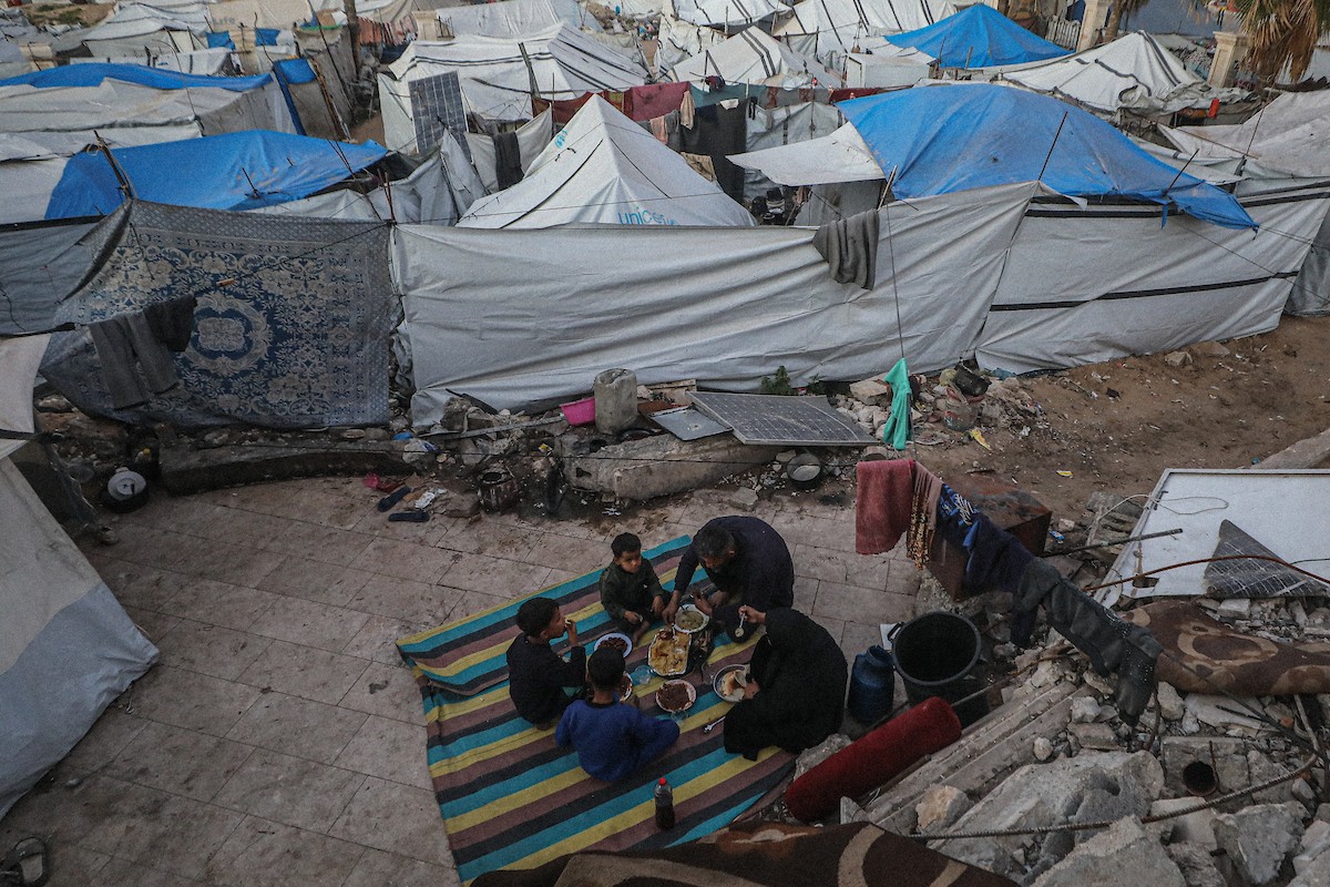 عائلة فلسطينية نازحة من بيت حانون تفطر في ثاني أيام رمضان في خيمة متداعية وسط أنقاض مسجد الحساينة على شاطئ مدينة غزة.19 فبراير/شباط 2026. تصوير: عمر أشتوي