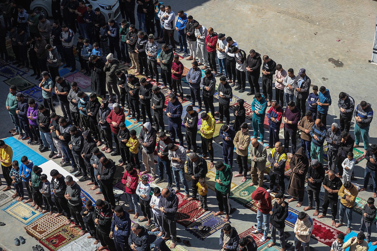 يؤدي المصلون الفلسطينيون صلاة الجمعة خلال شهر رمضان المبارك في مدرسة صلاح الدين، التي حُوِّلت إلى مأوى للفلسطينيين النازحين في ظل الحرب الإسرائيلية الحماسية، بمدينة غزة، يوم الجمعة 20 فبرايرشباط 2026. تصوير عمر أشتوي