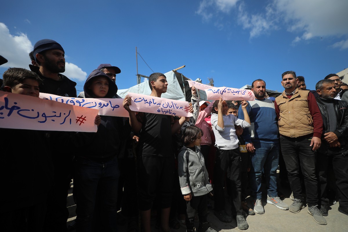 نظمت عائلات فلسطينية نازحة، تعيش وسط الأنقاض في حي الزيتون بمدينة غزة، احتجاجًا للمطالبة بتوفير المياه والغذاء والرعاية الصحية والتعليم للنازحين، ووقف الهجمات الإسرائيلية المستمرة ضدهم. مدينة غزة، 25 فبرايرشباط 2026. تصوير عمر أشتوي