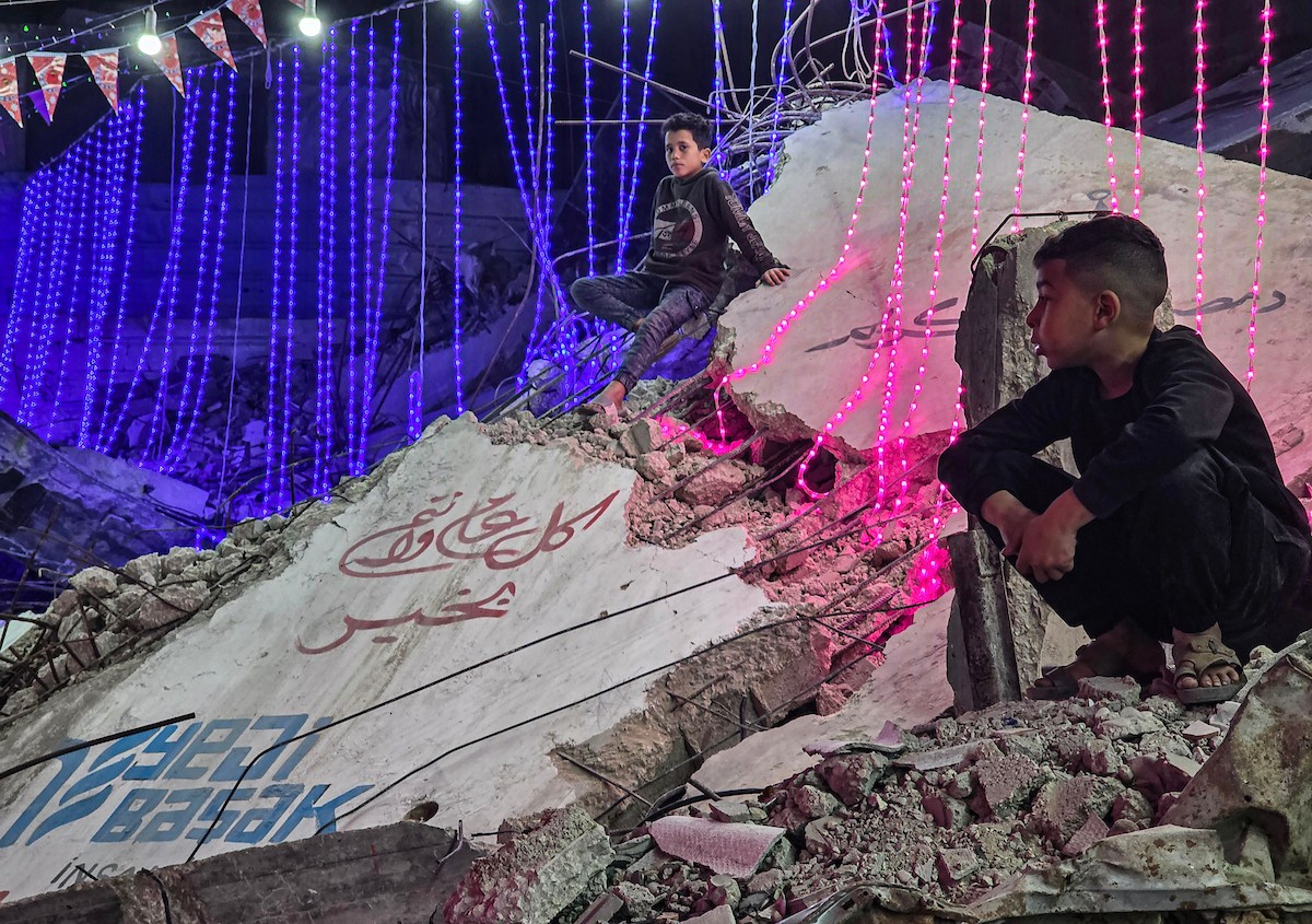 يحتفل الفلسطينيون في خان يونس جنوب قطاع غزة بشهر رمضان المبارك، مستقبلين قدومه بأمل وفرح، في 17 فبراير/شباط 2026. صورة: تامر إبراهيم