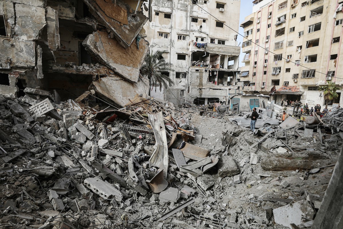 يتفقد فلسطينيون مبنىً متضرراً ومدمراً إلى حد كبير بعد استهدافه من قبل الجيش الإسرائيلي في حي النصر بمدينة غزة، في 31 يناير/كانون الثاني 2026. (صورة: عمر أشتوي)