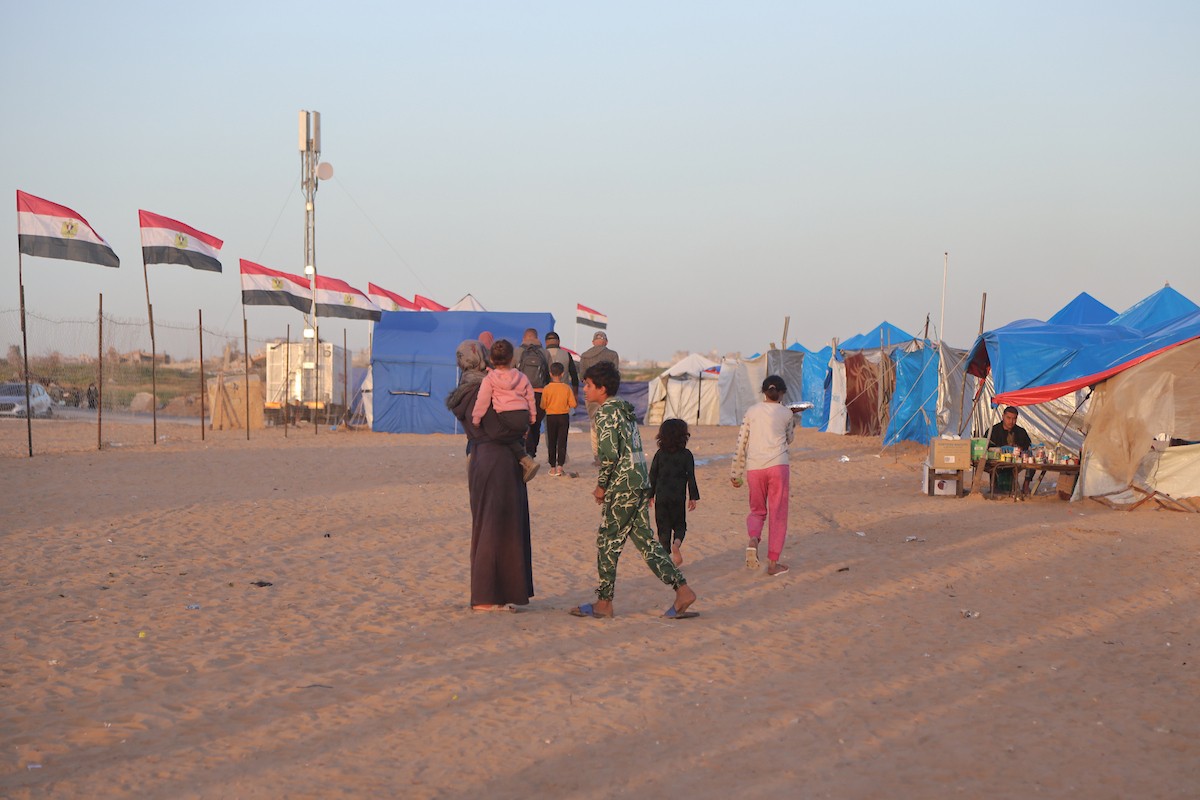 وسط خيام النازحين في المخيم المصري بمنطقة نتساريم وسط قطاع غزة، يحاول السكان الحفاظ على تفاصيل حياتهم اليومية رغم الظروف القاسية والنقص الحاد في الضروريات الأساسية كالمأوى والغذاء والماء النظيف. وسط قطاع غزة، ١٢ فبراير ٢٠٢٦. تصوير: محمد الأسود
