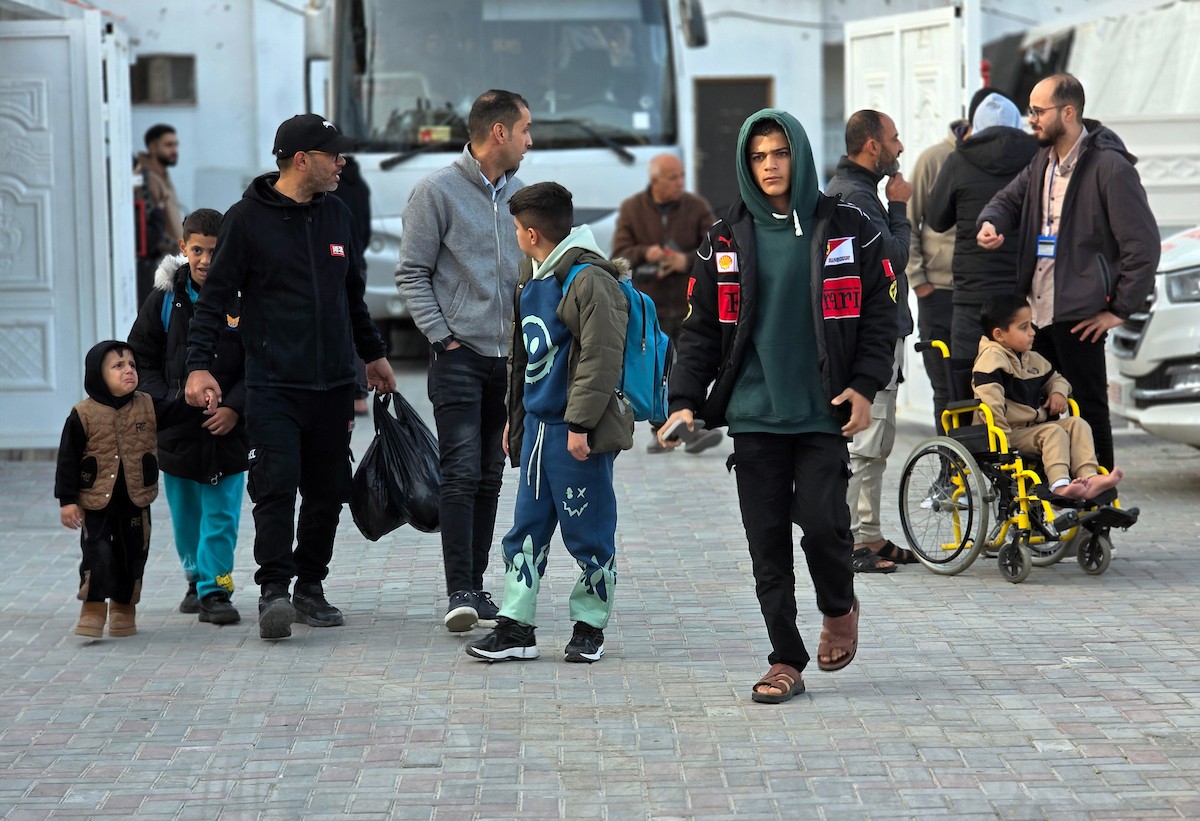 مغادرة مجموعة من المرضى والجرحى من مستشفى الصليب الأحمر، برفقة مرافقيهم، حافلات متجهة إلى معبر رفح الحدودي لإجلائهم في خان يونس، غزة، في 8 فبراير/شباط 2026. (صورة: طارق محمد)