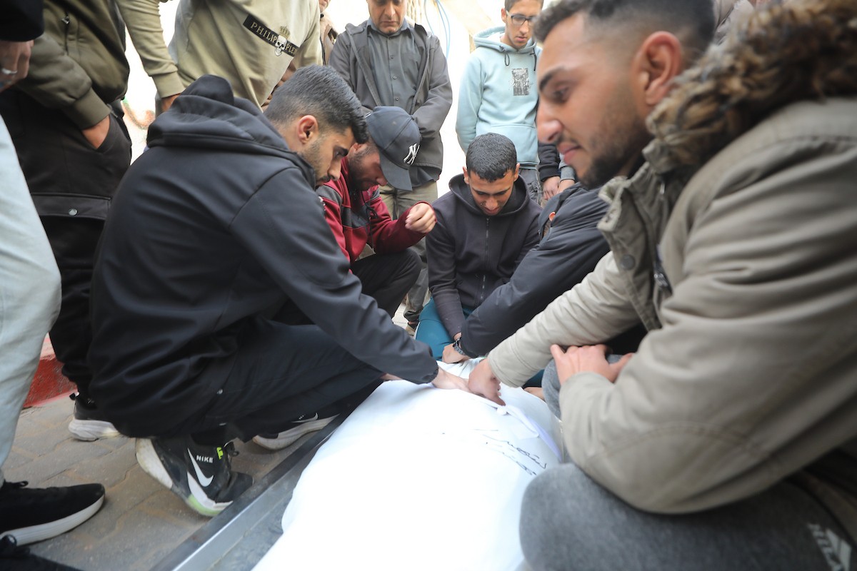 ودّع فلسطينيون جثامين أربعة مواطنين في مستشفى الشفاء بمدينة غزة، سقطوا في غارة إسرائيلية ليلة أمس في جباليا، شمال قطاع غزة. ١٥ فبراير/شباط ٢٠٢٦. صورة: عمر أشتوي