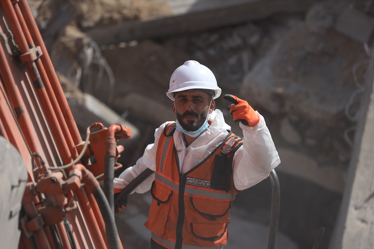 فرق الدفاع المدني التنسيق مع اللجنة الدولية للصليب الأحمر تطلق حملةً لانتشال نحو 67 جثة من عائلة أبو نصر، من تحت أنقاض منزل استهدفه الجيش الإسرائيلي خلال الحرب في بيت لاهيا، شمال قطاع غزة. 15 فبراير/شباط 2026. صورة: عمر أشتوي