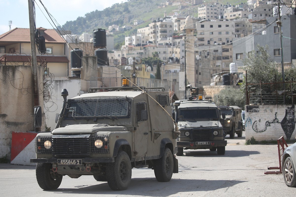 نفّذت قوات الجيش الإسرائيلي مداهمات ودوريات في شوارع مخيم عسكر للاجئين، شرق نابلس في الضفة الغربية، ٢٢ فبراير/شباط ٢٠٢٦. صورة: محمد ناصر