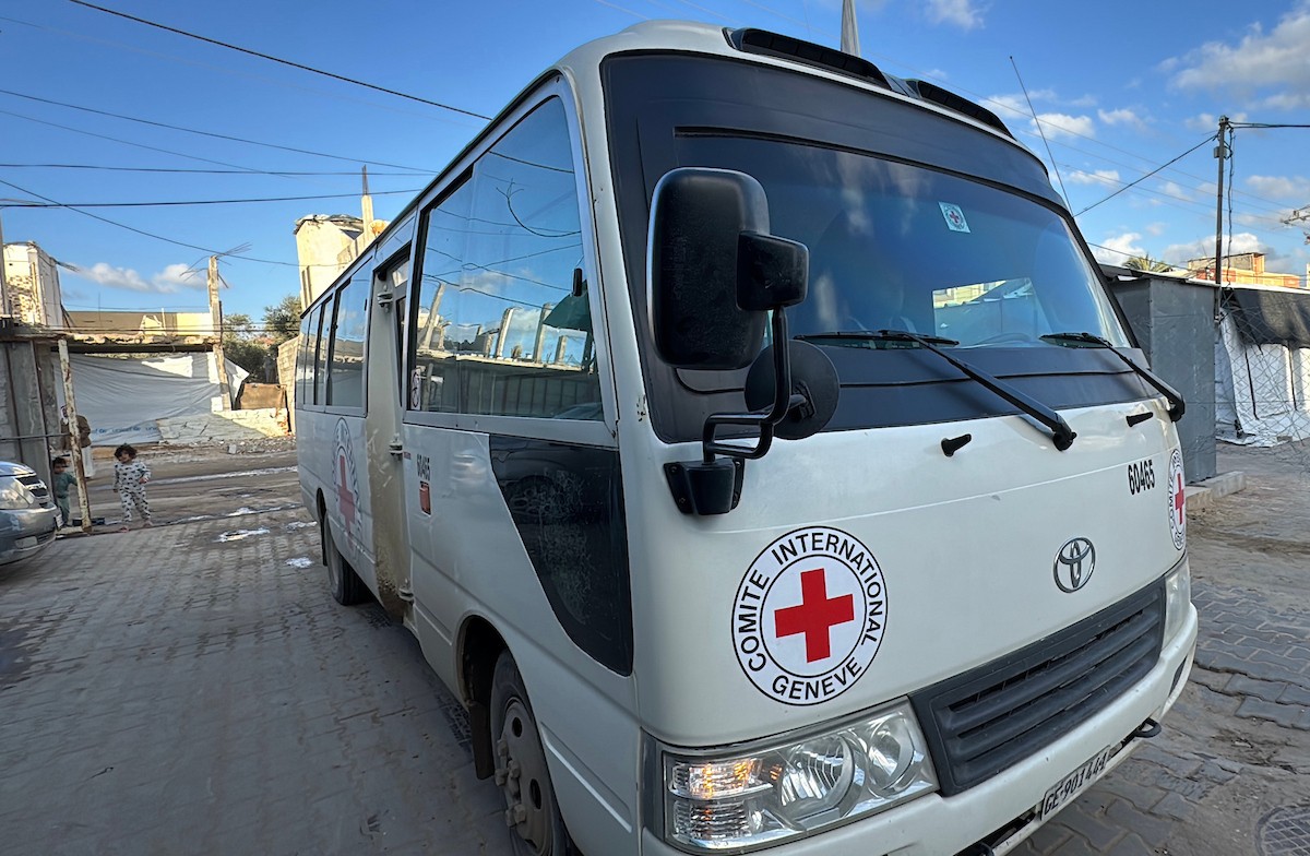 نقلت اللجنة الدولية للصليب الأحمر ثمانية أسرى فلسطينيين إلى مستشفى شهداء الأقصى في دير البلح، وسط قطاع غزة، بعد إطلاق سراحهم من قبل القوات الإسرائيلية. ٢٦ فبراير/شباط ٢٠٢٦. صورة: أحمد إبراهيم