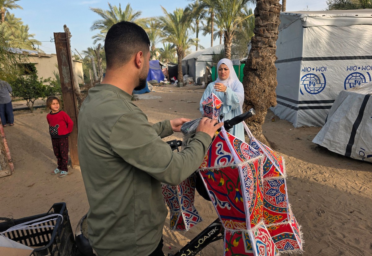 الفلسطينية ريهان شراب تصنع فوانيس رمضان من بقايا صناديق المساعدات في خان يونس جنوب قطاع غزة  8 فبراير/شباط 2026. (صورة: طارق محمد)