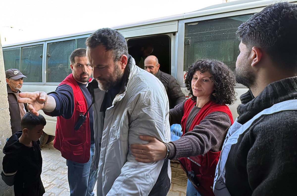 نقلت اللجنة الدولية للصليب الأحمر أربعة أسرى فلسطينيين إلى مستشفى شهداء الأقصى في دير البلح، وسط قطاع غزة، بعد إطلاق سراحهم من قبل القوات الإسرائيلية. ١٩ فبراير/شباط ٢٠٢٦. صورة: أحمد إبراهيم