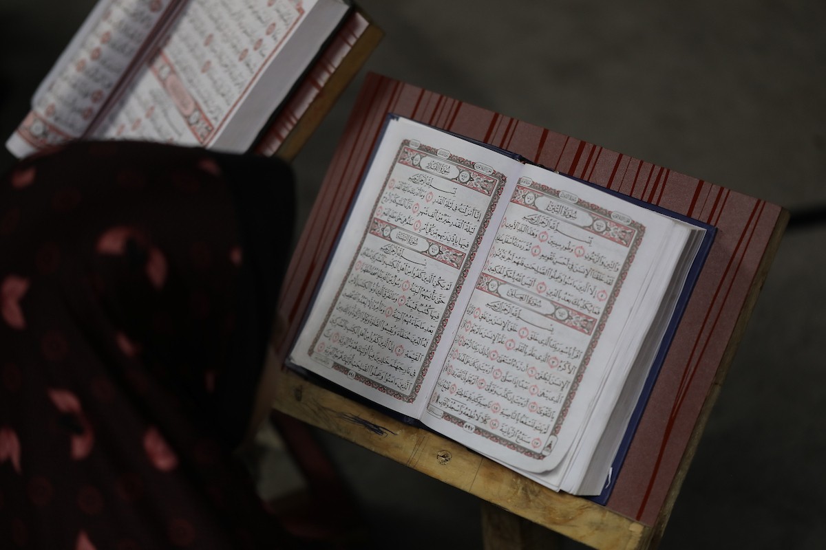 أطفال فلسطينيون يتلون ويحفظون القرآن الكريم داخل الجامع العمري الكبير في مدينة غزة خلال شهر رمضان. وقد تضرر الجامع العمري القديم بشدة جراء الهجمات الإسرائيلية خلال حرب غزة في 26 فبراير/شباط 2026. صورة: عمر أشتوي