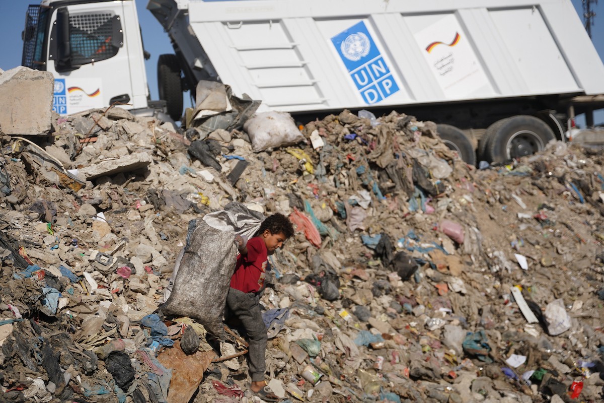 برنامج الأمم المتحدة الإنمائي يطلق عمليات تنظيف في أحد أكبر مواقع النفايات بمدينة غزة، والذي يُشكّل خطراً جسيماً على الصحة العامة، في منطقة سوق فراس على طول شارع عمر المختار ، 11 فبراير/شباط 2026. (صورة: عمر أشتوي)