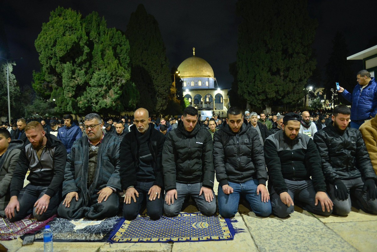 يؤدي الفلسطينيون صلاتي العشاء والتراويح في ساحات المسجد الأقصى في ثاني أيام رمضان. القدس، ١٩ فبراير ٢٠٢٦. صورة من دائرة الأوقاف الإسلامية في القدس.