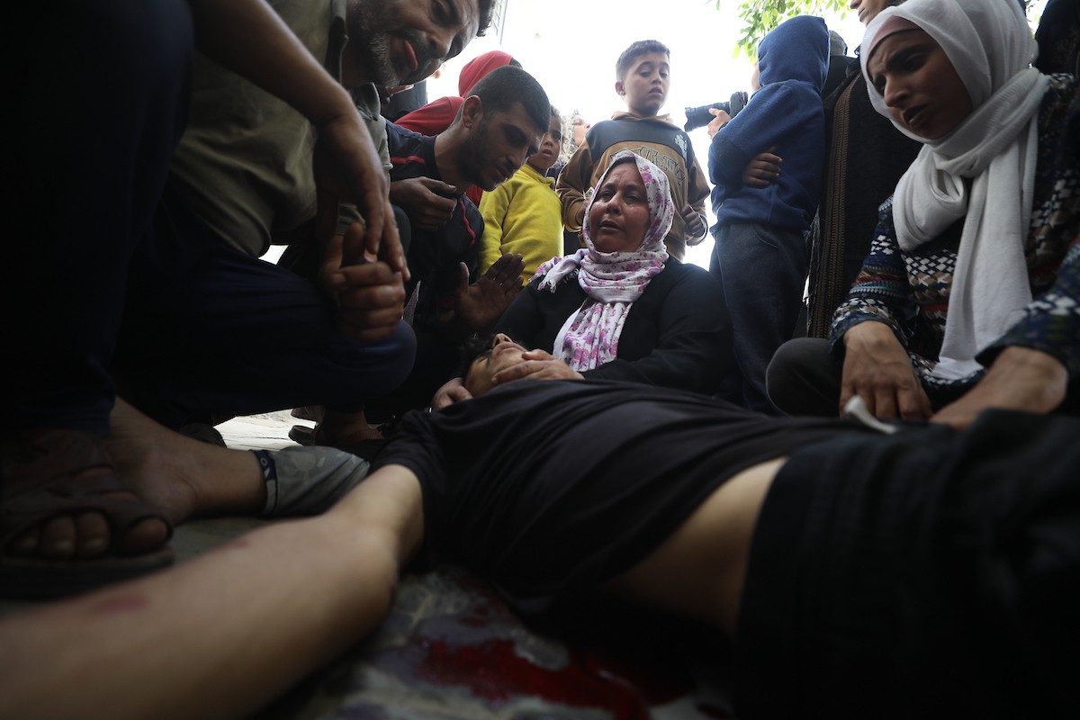 ودّاع جثمان وصل إلى مستشفى الشفاء في مدينة غزة. وكان قد استشهد بنيران الجيش الإسرائيلي أثناء جمعه الحطب في بيت لاهيا، شمال قطاع غزة، 8 فبراير/شباط 2026. تصوير: عمر أشتوي