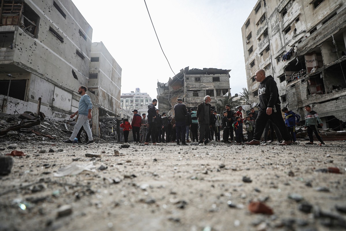 يتفقد فلسطينيون مبنىً متضرراً ومدمراً إلى حد كبير بعد استهدافه من قبل الجيش الإسرائيلي في حي النصر بمدينة غزة، في 31 يناير/كانون الثاني 2026. (صورة: عمر أشتوي)