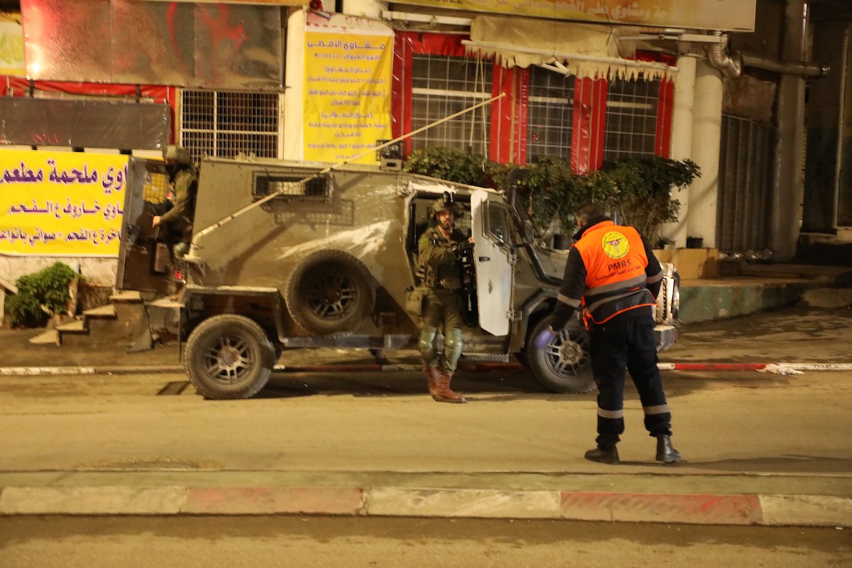 يتمركز جنود إسرائيليون لتوفير الحماية للمصلين اليهود الذين يؤدون صلاتهم قرب قبر يوسف، شرق نابلس في الضفة الغربية. ٢٤ فبراير ٢٠٢٦. صورة: محمد ناصر