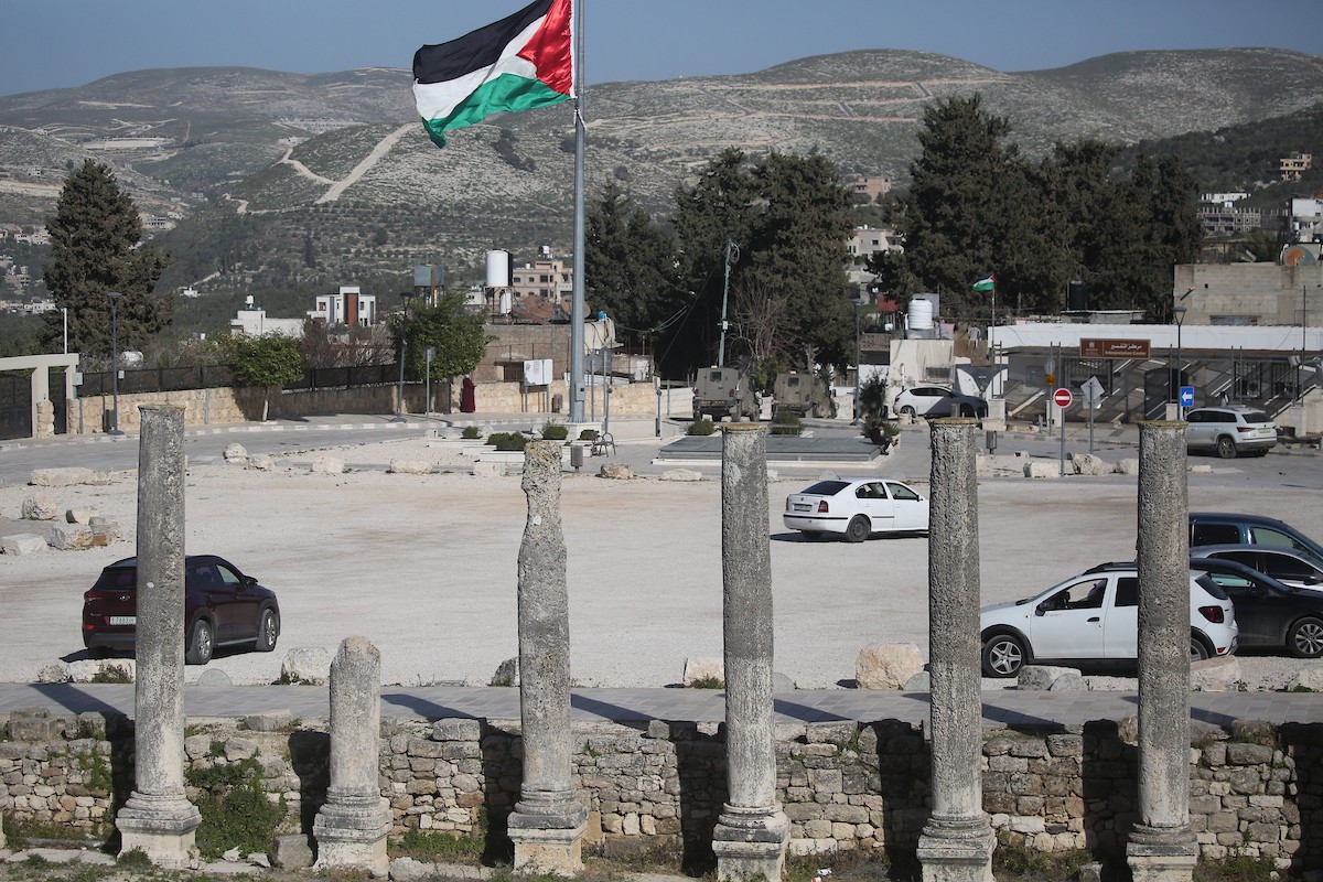 تظهر أعلام إسرائيلية في موقع أثري ببلدة سبسطية، غرب نابلس، في الضفة الغربية المحتلة، بتاريخ 20 فبراير/شباط 2026. تصوير: محمد ناصر