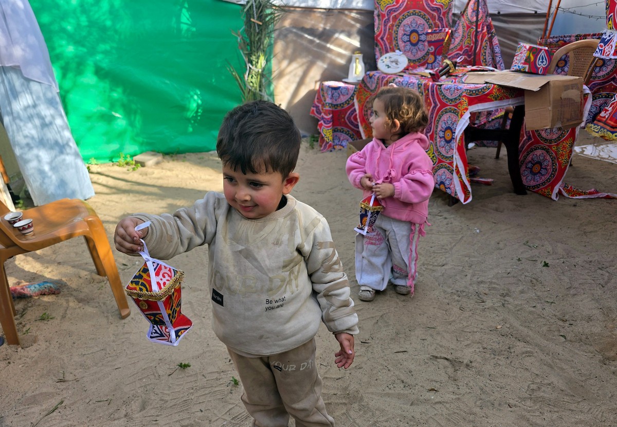 الفلسطينية ريهان شراب تصنع فوانيس رمضان من بقايا صناديق المساعدات في خان يونس جنوب قطاع غزة  8 فبراير/شباط 2026. (صورة: طارق محمد)