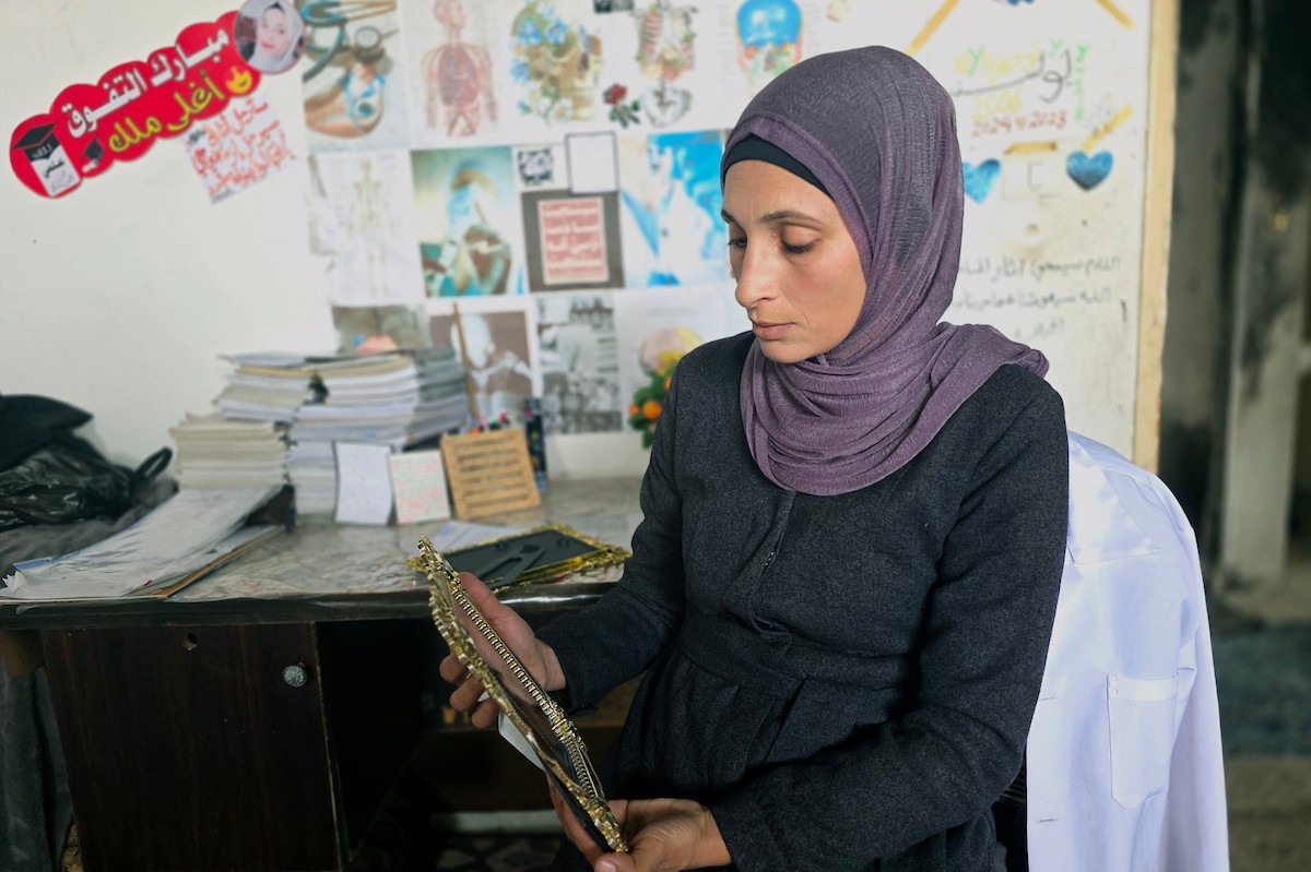 الأم تحرير أبو ماضي تنتظر تأكيدا رسميا بشأن مصير ابنتها ملك، خان يونس، جنوب قطاع غزة، 9 فبراير/شباط 2026. صورة: طارق محمد