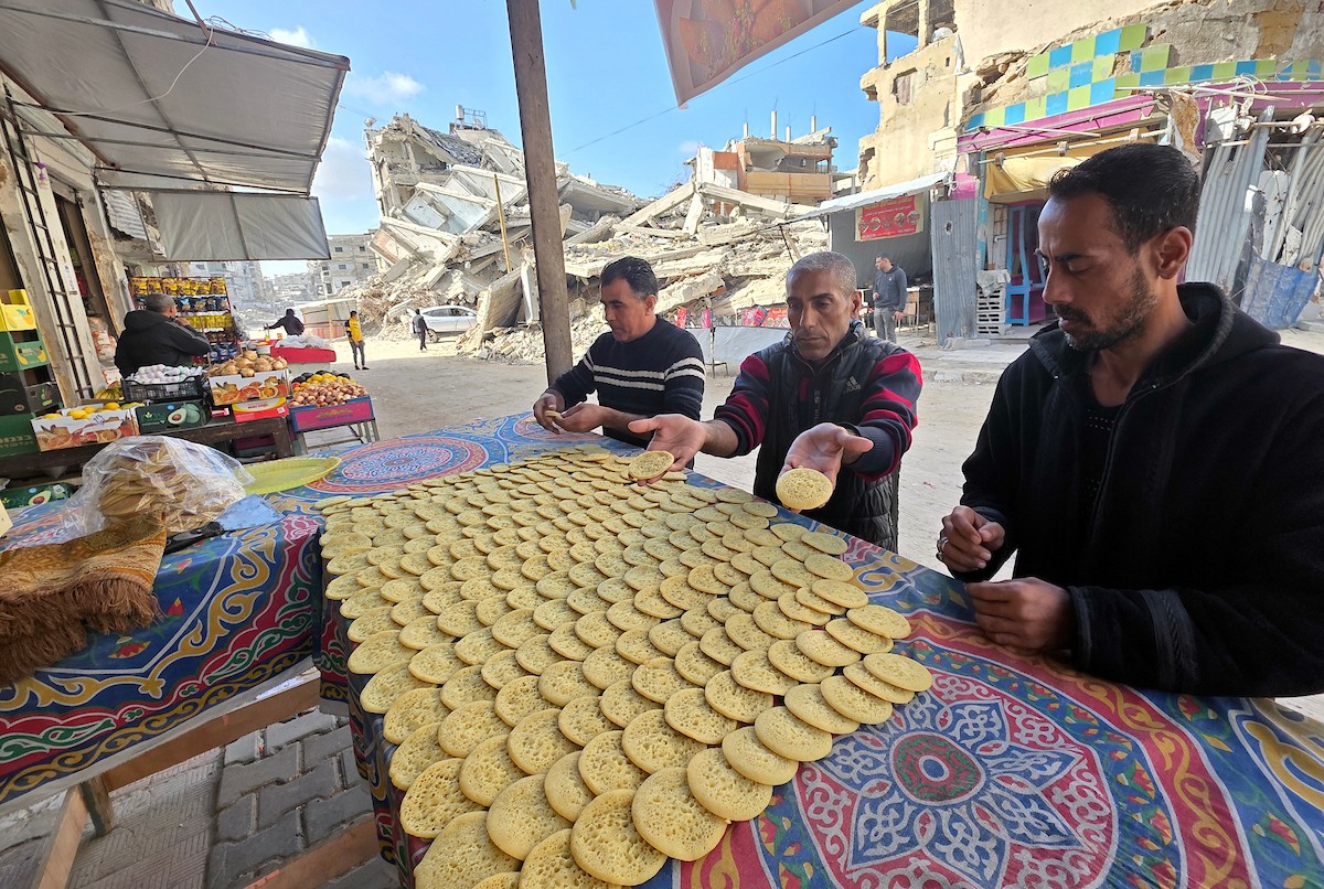 سليم البيوك ُيعدّ معجنات القطايف التقليدية باستخدام أساليب بدائية تعتمد على الحطب والنارمُواصلاً إحياء تقاليد شهر رمضان منذ أكثر من 20 عاماً، في سوق كراج رفح في خان يونس، جنوب قطاع غزة، في 12 فبراير/شباط 2026.تصوير: طارق محمد