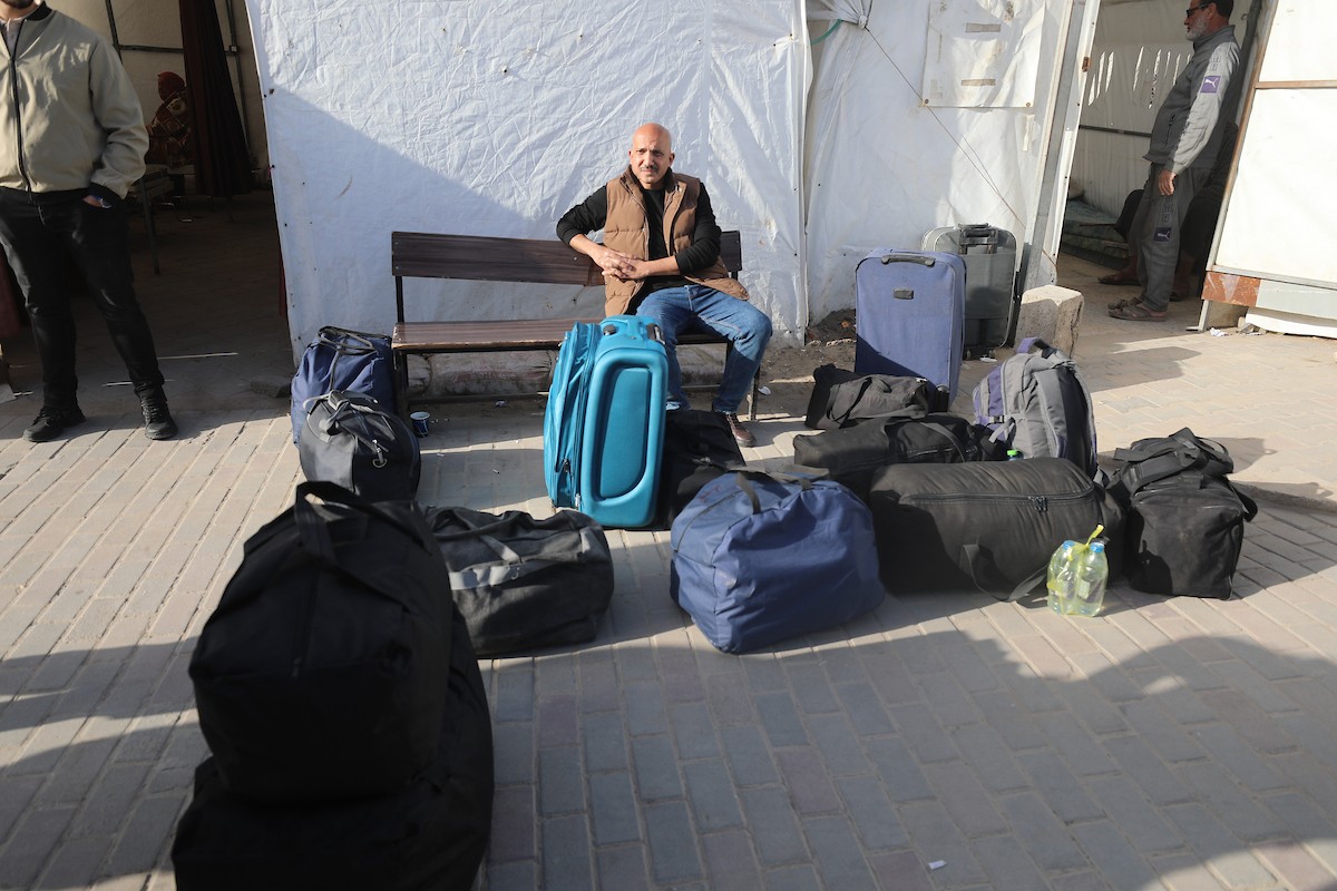 مركبات تابعة للأمم المتحدة تنقل عدداً من الجرحى ومرافقيهم من المقر الميداني لجمعية الهلال الأحمر الفلسطيني في خان يونس إلى معبر كرم أبو سالم لتلقي العلاج الطبي في الخارج،2 فبراير/شباط 2026