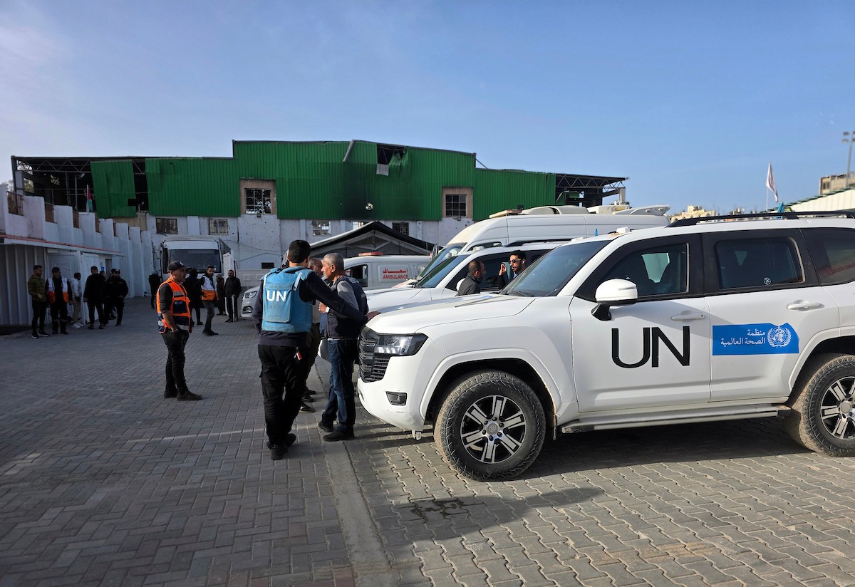 مغادرة مجموعة من المرضى والجرحى من مستشفى الصليب الأحمر، برفقة مرافقيهم، حافلات متجهة إلى معبر رفح الحدودي لإجلائهم في خان يونس، غزة، في 8 فبراير/شباط 2026. (صورة: طارق محمد)