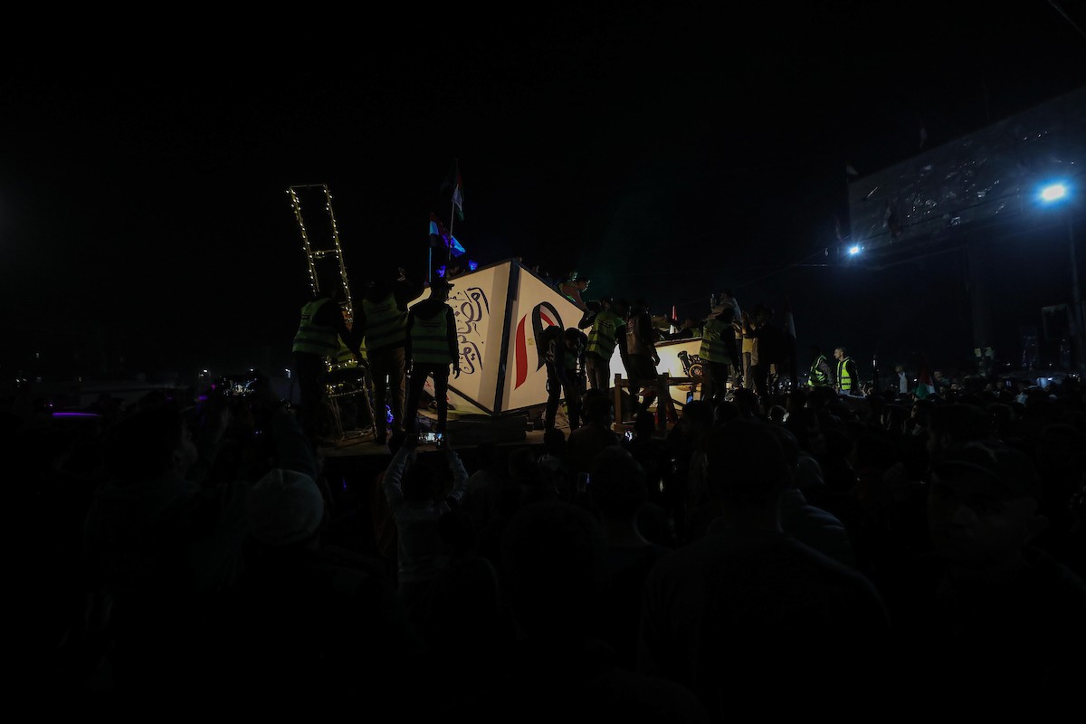 يتسوق الفلسطينيون في أول ليلة من شهر رمضان المبارك في سوق الزاوية، الواقع في قلب مدينة غزة والذي تضرر بشدة جراء الحرب الإسرائيلية. يعرض الباعة بضائعهم على أكشاك مزينة بالفوانيس والأضواء وأطعمة رمضان. مدينة غزة، 17 فبراير/شباط 2026. تصوير: عمر أشتوي