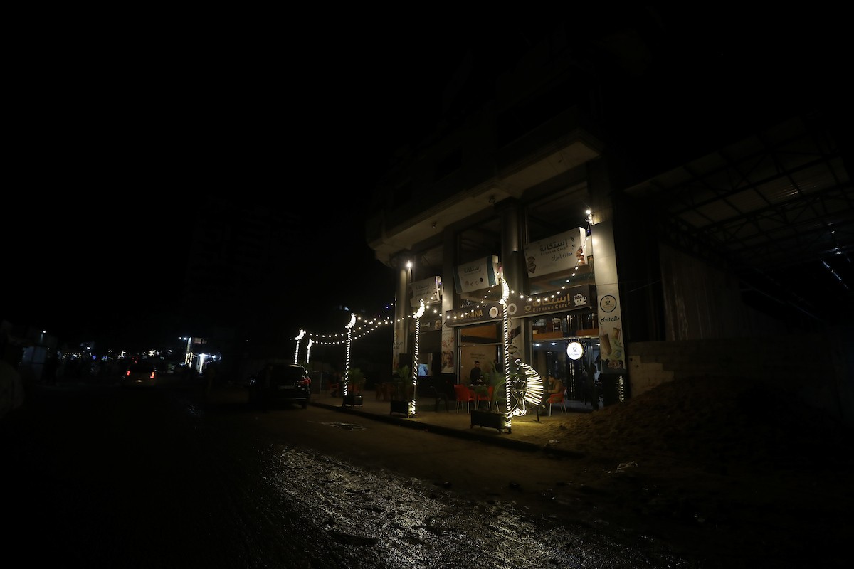 يبيع الباعة الفلسطينيون الطعام وغيره من السلع في سوق بمدينة غزة خلال اليوم الخامس من شهر رمضان المبارك، 22 فبراير/شباط 2026. تصوير: عمر أشتوي