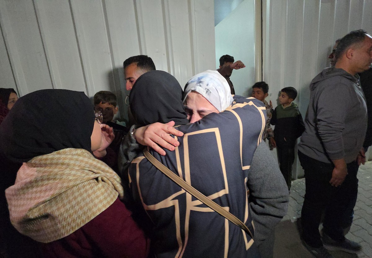 فلسطينيون قادمون من مصر عبر معبر رفح يصلون إلى مستشفى ناصر في خان يونس، قطاع غزة، في 21 فبراير/شباط 2026. صورة: طارق محمد/(APA Images)