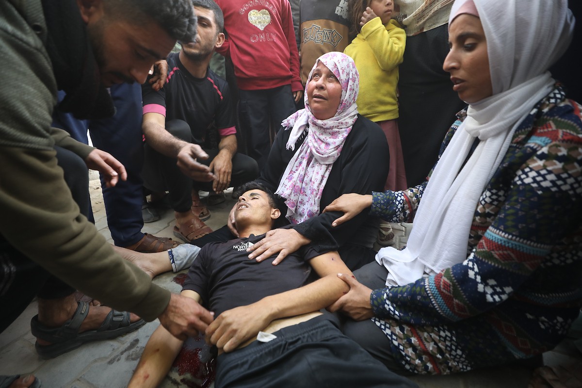 ودّاع جثمان وصل إلى مستشفى الشفاء في مدينة غزة. وكان قد استشهد بنيران الجيش الإسرائيلي أثناء جمعه الحطب في بيت لاهيا، شمال قطاع غزة، 8 فبراير/شباط 2026. تصوير: عمر أشتوي