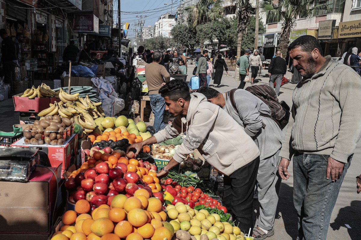توافد الفلسطينيون بأعداد غفيرة على السوق الشعبي في دير البلح، وسط قطاع غزة، في الأيام التي تسبق شهر رمضان، 12 فبراير/شباط 2026. تصوير: معز صالحي