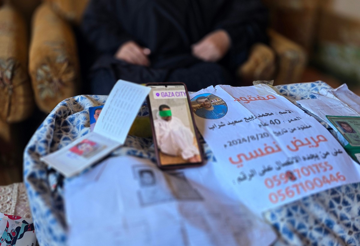 المسنة زهر شراب تنتظر معرفة مصير ابنها المفقود من ذوي الإعاقة الذهنية بعد تداول مستوطنين صورة له على مواقع التواصل مرفقة بتعليق عنصري، خان يونس، جنوب قطاع غزة، 26 فبراير/شباط 2026. تصوير: طارق محمد