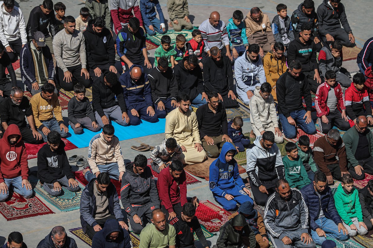 يؤدي المصلون الفلسطينيون صلاة الجمعة خلال شهر رمضان المبارك في مدرسة صلاح الدين، التي حُوِّلت إلى مأوى للفلسطينيين النازحين في ظل الحرب الإسرائيلية الحماسية، بمدينة غزة، يوم الجمعة 20 فبرايرشباط 2026. تصوير عمر أشتوي