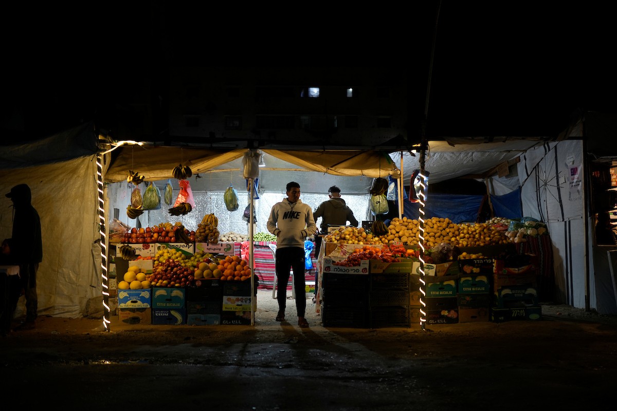 يبيع الباعة الفلسطينيون الطعام وغيره من السلع في سوق بمدينة غزة خلال اليوم الخامس من شهر رمضان المبارك، 22 فبراير/شباط 2026. تصوير: عمر أشتوي