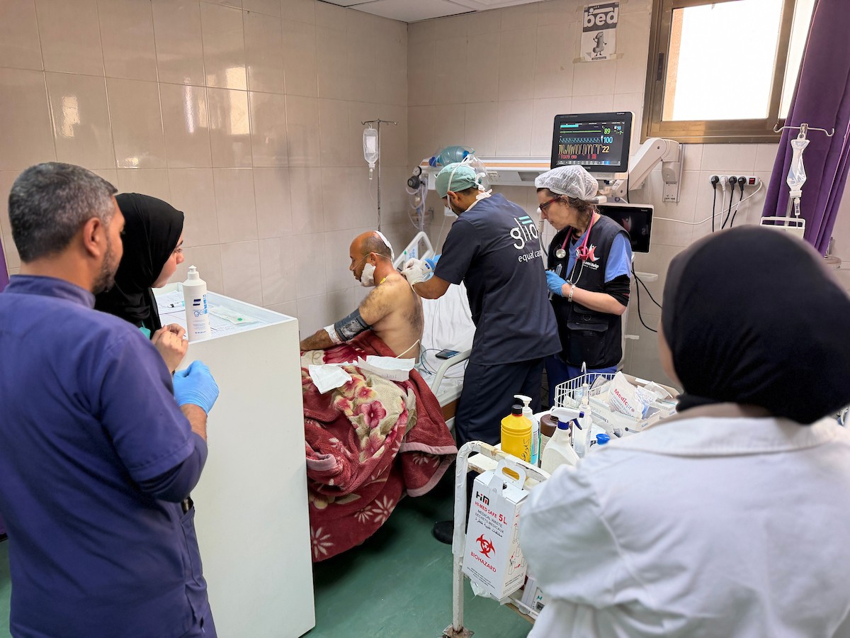 أطباء أجانب، ضمن وفد طبي وصل إلى قطاع غزة، يقدمون خدماتهم ويجرون عمليات جراحية للجرحى، ويتبادلون خبراتهم مع الأطباء والممرضين في مجمع ناصر الطبي بخان يونس،١٥ فبراير/شباط ٢٠٢٦. صورة: محمد سلامة  (APA Images)