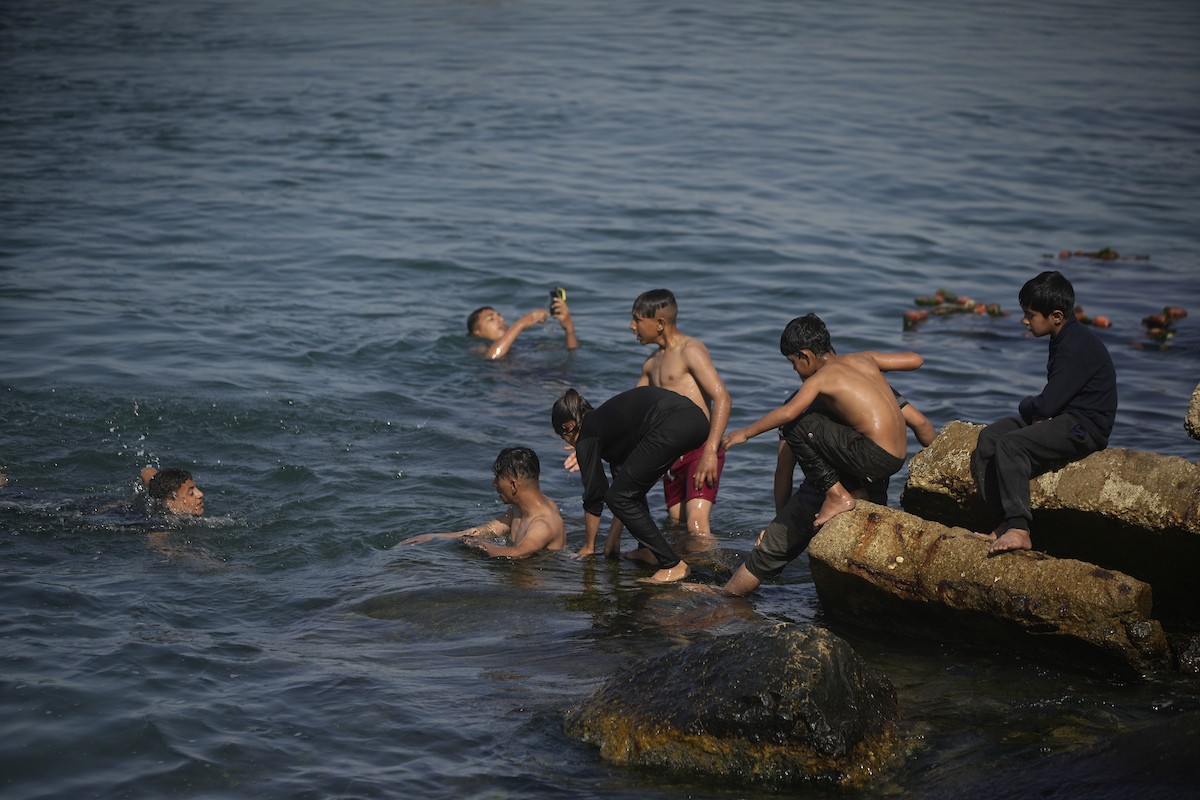 يسبح أطفال قرب ميناء غزة المدمر، في مشهد يعكس تمسكهم بلحظات الفرح رغم الدمار المحيط بهم. يُعدّ البحر في غزة المتنفس الوحيد لسكانها الذين يواجهون آثار الحرب والنزوح، والذين يعيشون في خيام تفتقر لأبسط مقومات الحياة، ١٢ فبراير ٢٠٢٦. تصوير: عمر أشتوي