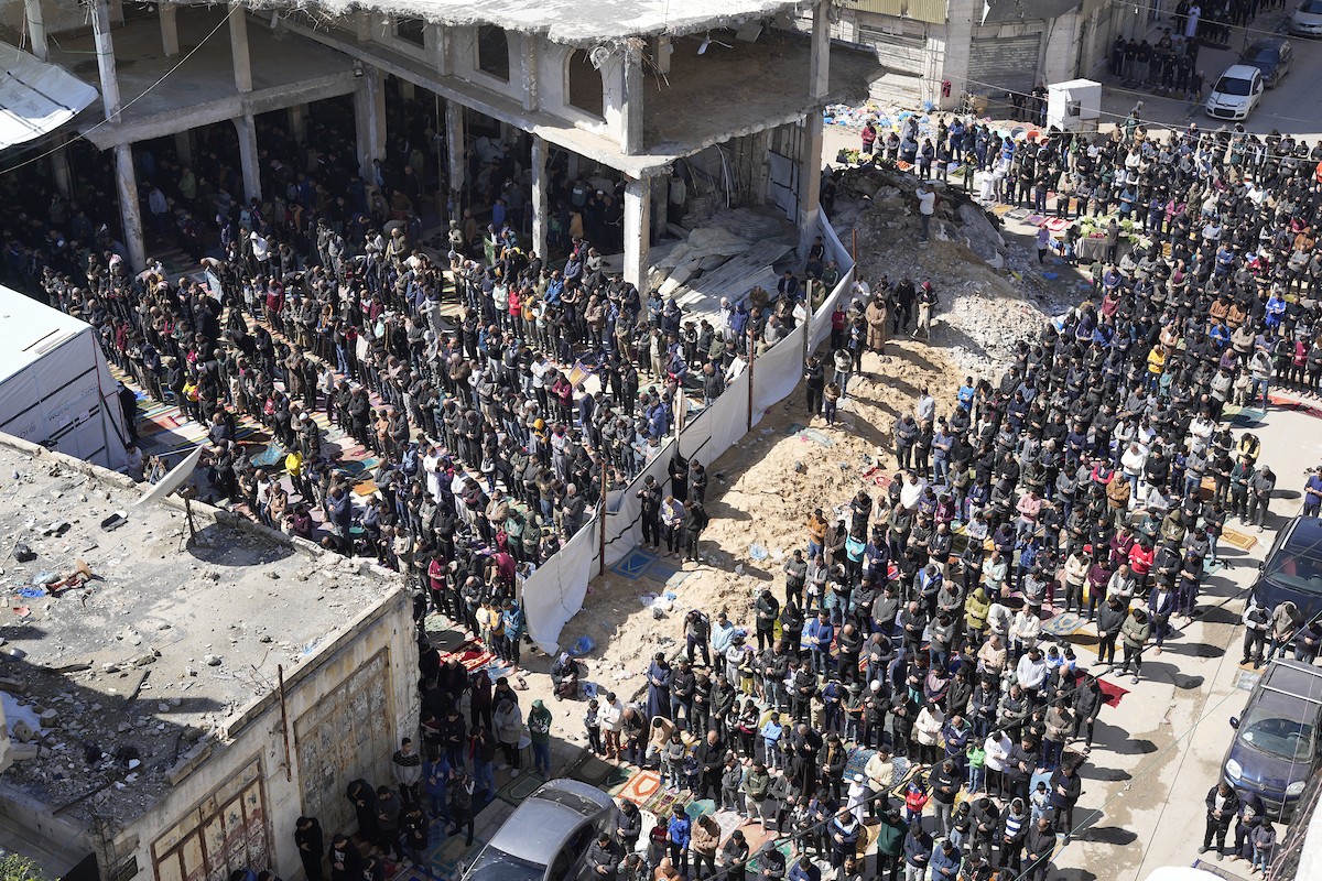 يؤدي الفلسطينيون صلاة الجمعة الثانية من شهر رمضان وسط أنقاض مسجد الكنز، الذي دُمر في هجمات إسرائيلية خلال الحرب، في مدينة غزة، 27 فبراير/شباط 2026. صورة: عمر أشتوي